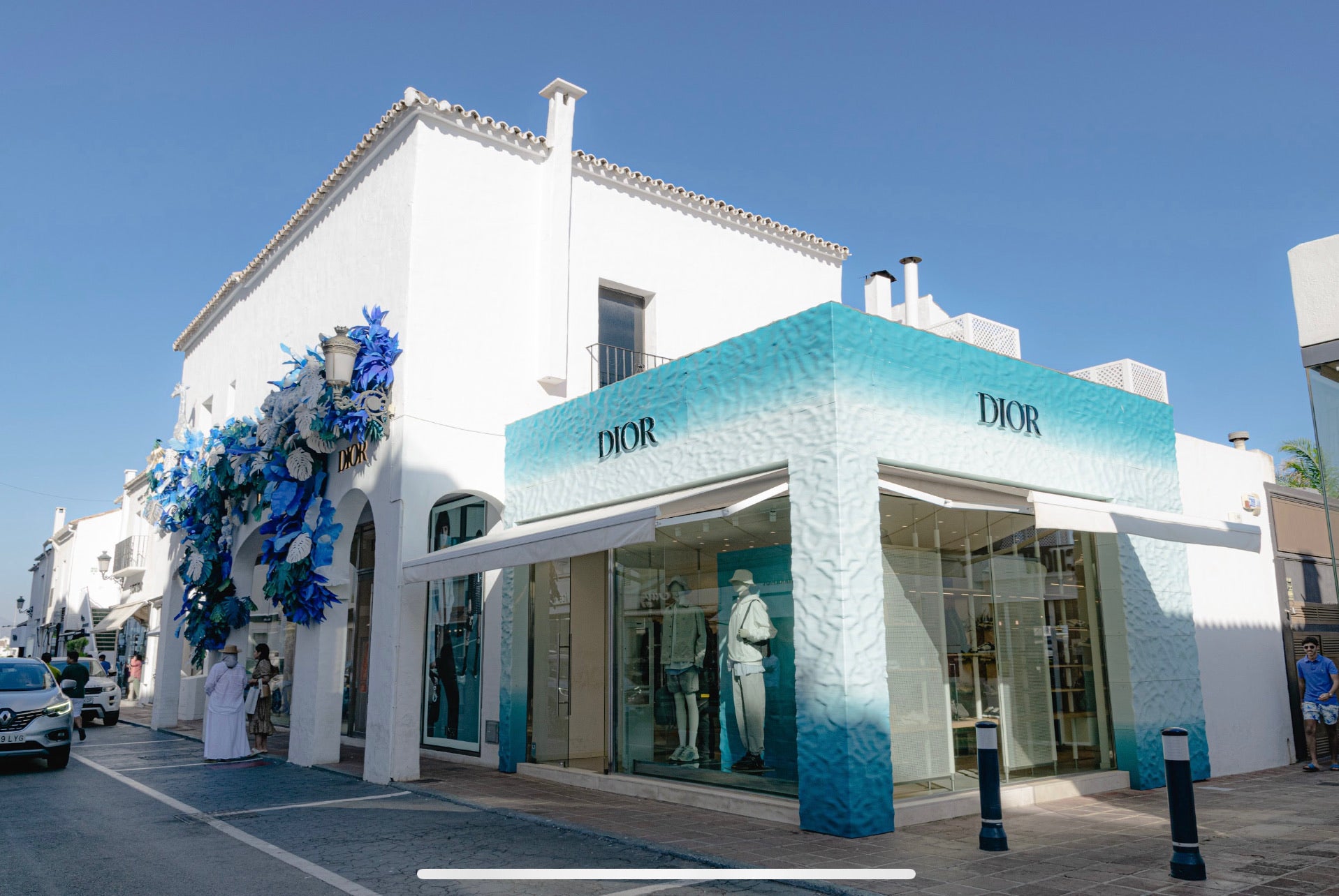 Fachada de la tienda Dior en Puerto Banús con paneles impresos en 3D en tonos azules y blancos diseñados por Nagami.