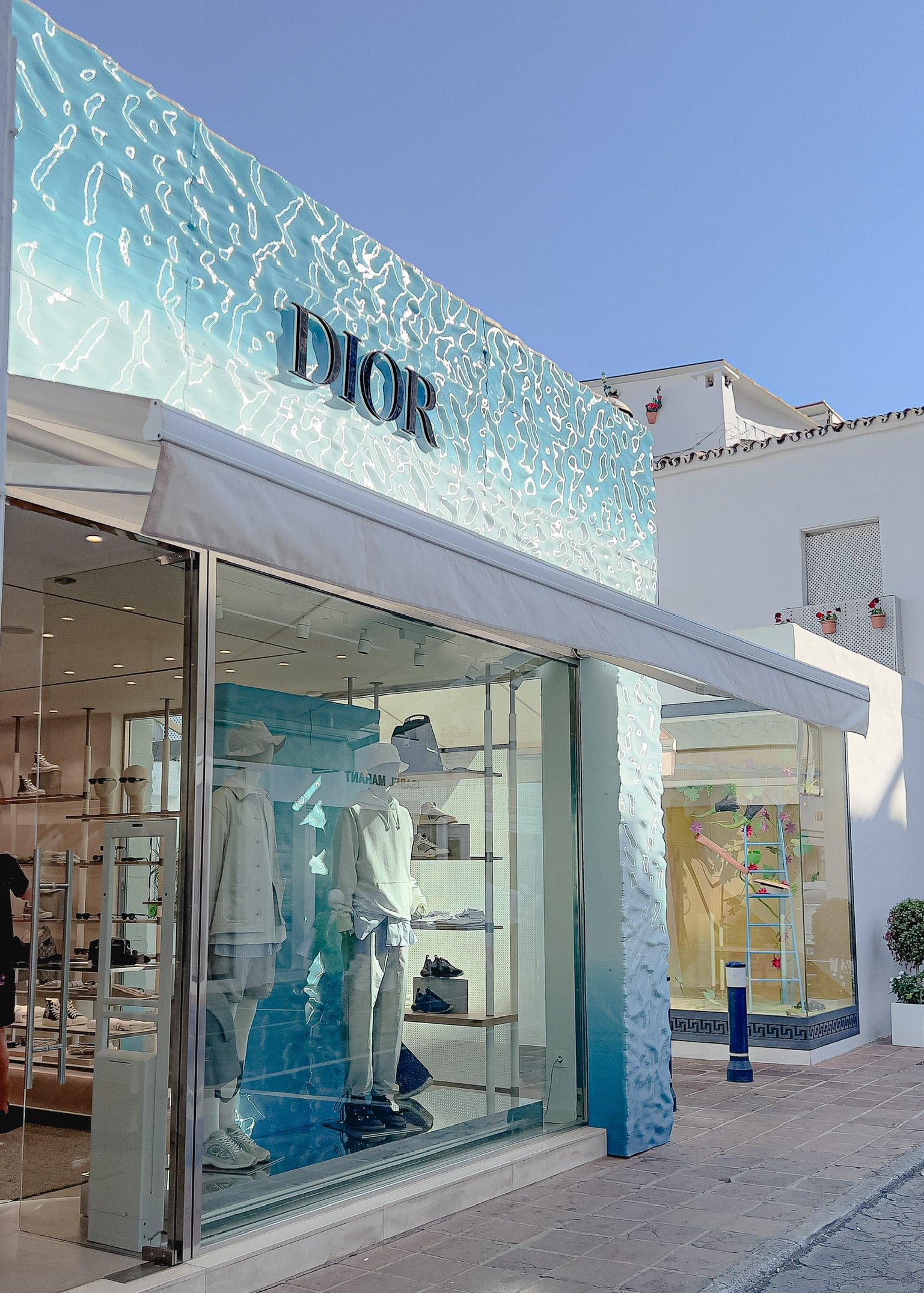 Escaparate de la tienda Dior en Bodrum con pared impresa en 3D que imita el aspecto del mar.