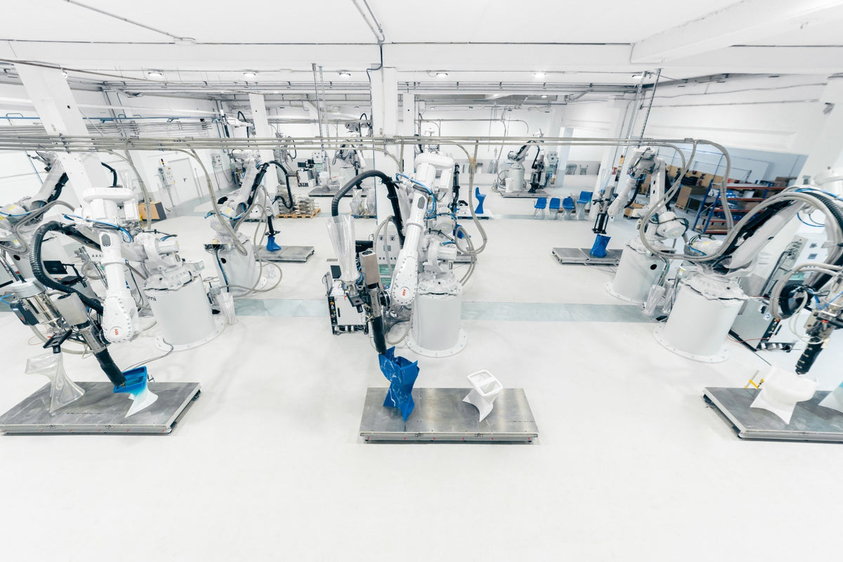 Robots de impresión 3D imprimiendo sillas en la fábrica de Nagami en Ávila