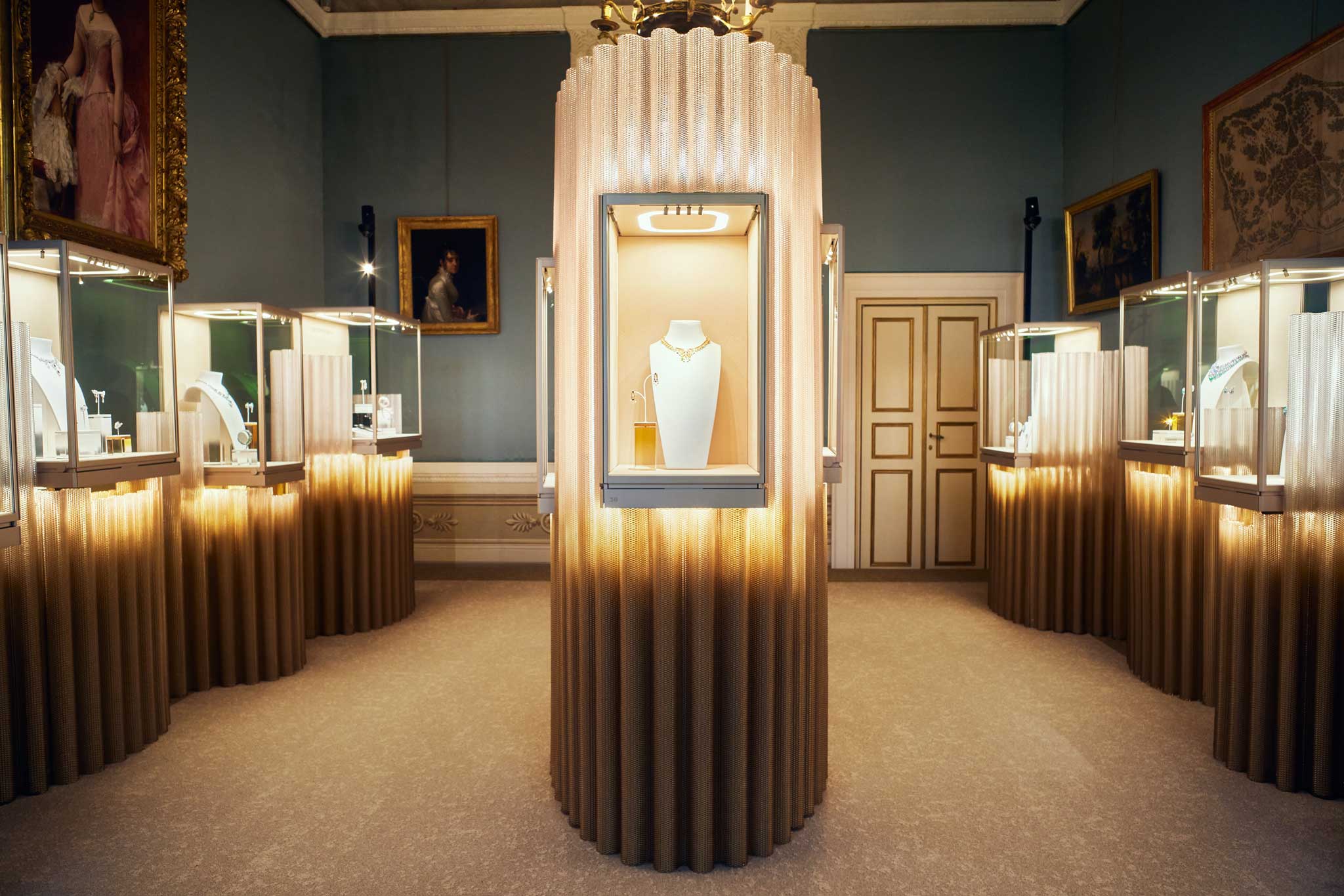 Instalación sostenible de Cartier en Villa Reale di Marlia con vitrinas impresas en 3D.