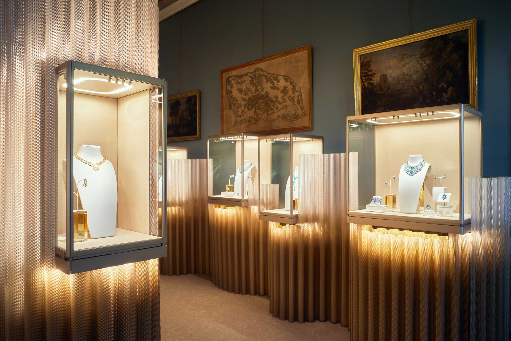 Instalación sostenible de Cartier en Villa Reale di Marlia con vitrinas impresas en 3D.