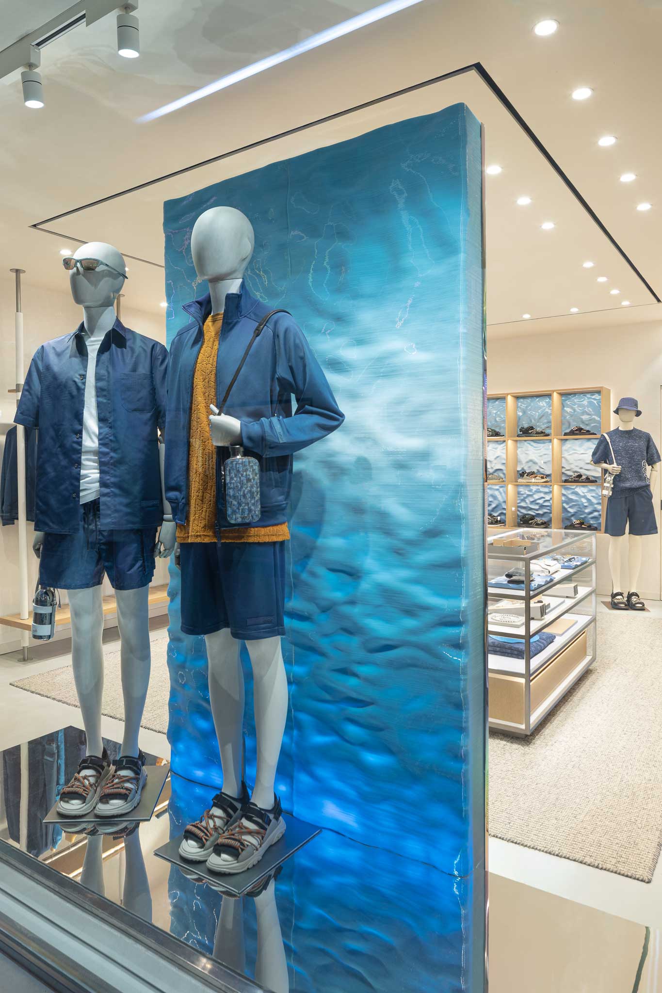 Escaparate de la tienda Dior en Bodrum con pared impresa en 3D que imita el aspecto del mar.