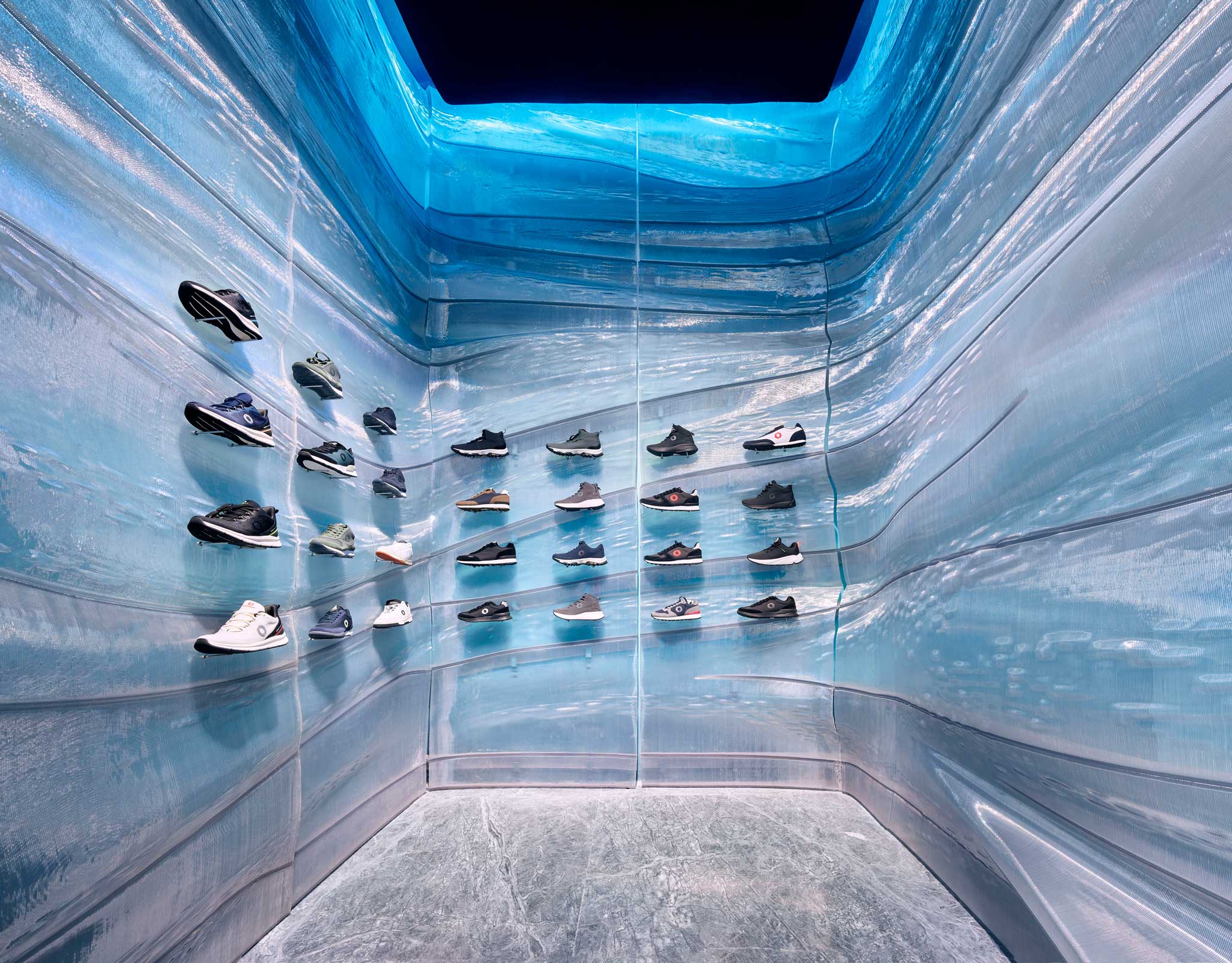 Capa continua impresa en 3D que integra mobiliario en la tienda sostenible Ecoalf.