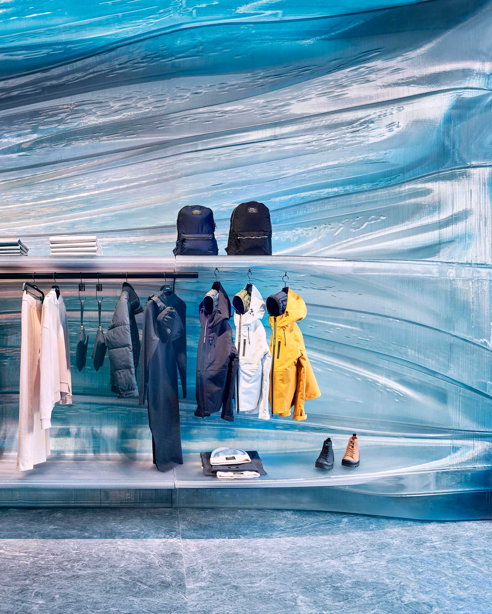 Capa continua impresa en 3D que integra mobiliario en la tienda sostenible Ecoalf.