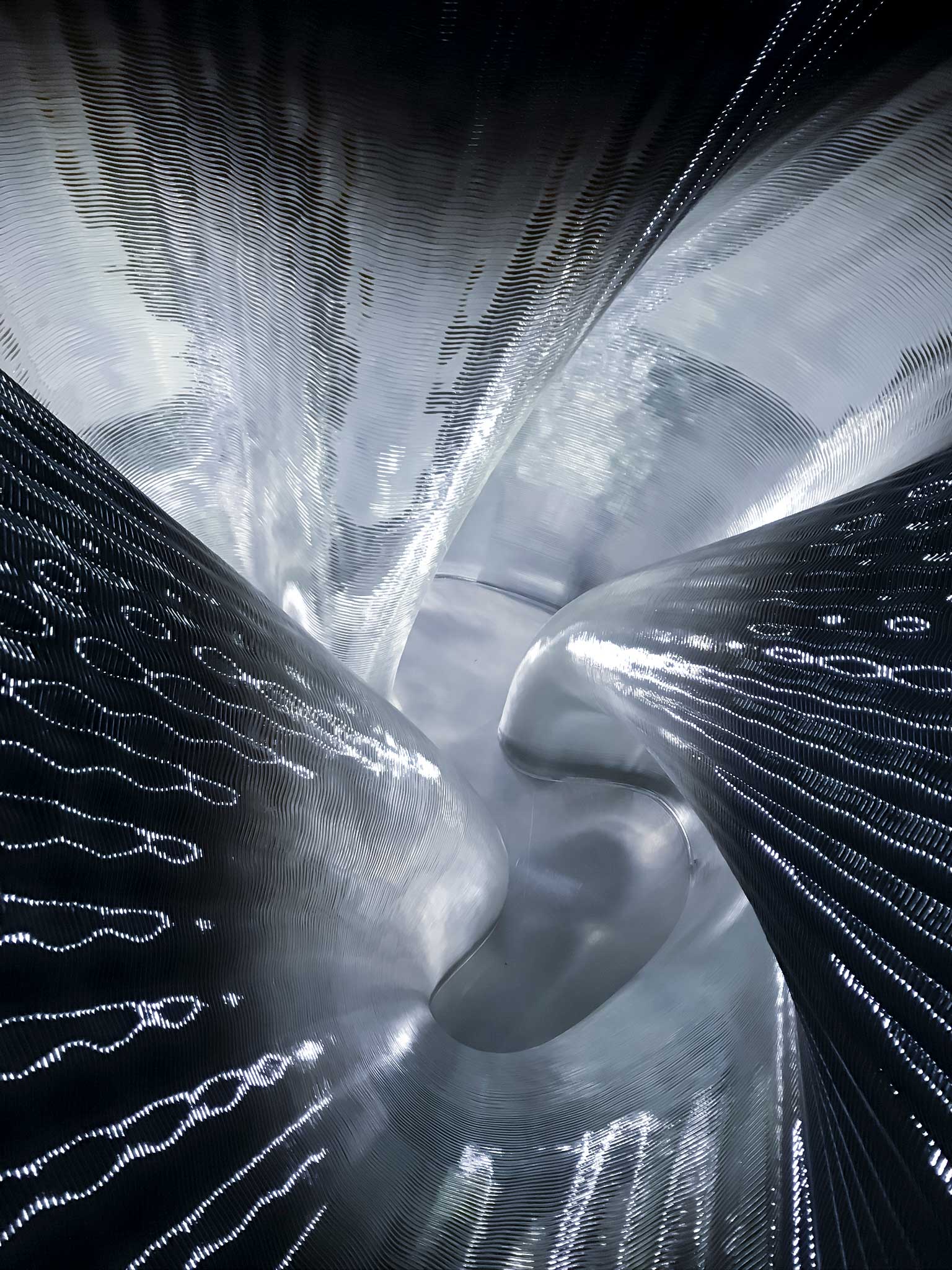 Detalle de Ganic con gradiente de material transparente a negro y sistema de iluminación interior de Nagami