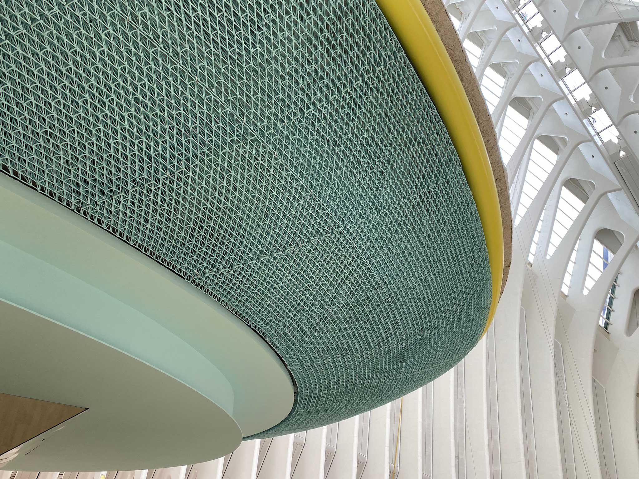Detalle arquitectónico de los cielos de La Nube, fabricados en 3D con materiales reciclados por Nagami