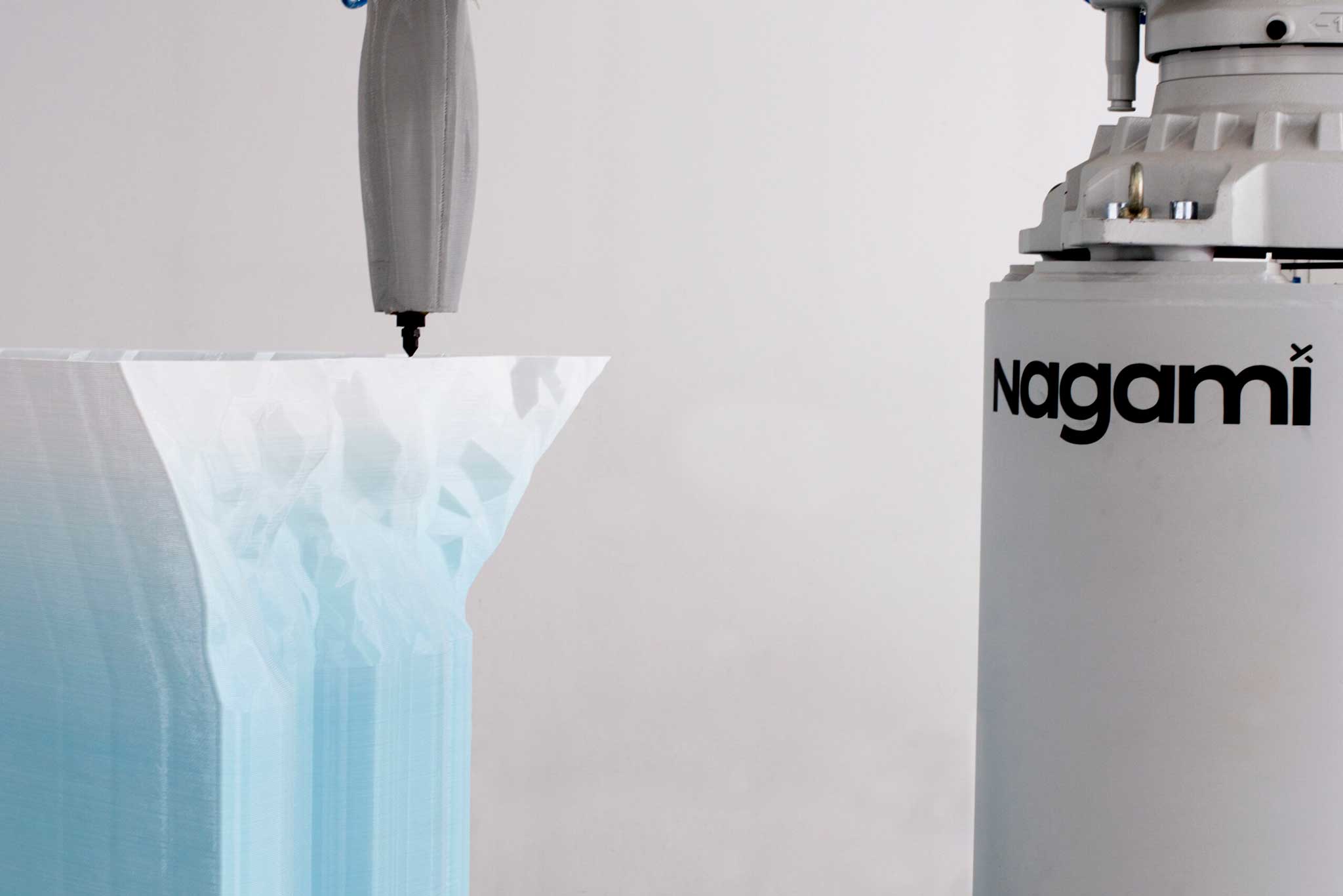 Impresión 3D robotizada Nagami – Proceso de fabricación de la escultura Plasticity con gran formato y materiales reciclados.