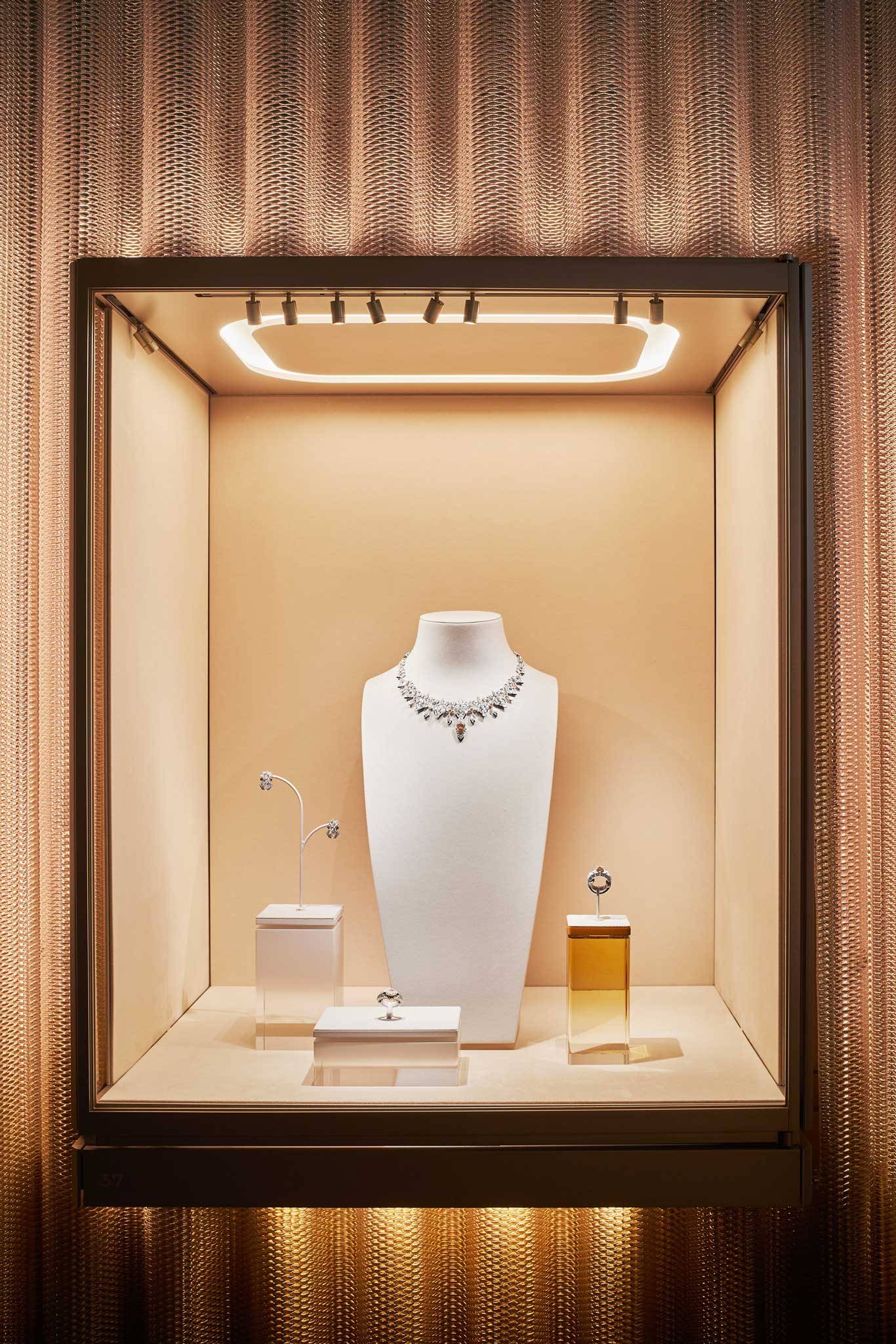 Instalación sostenible de Cartier en Villa Reale di Marlia con vitrinas impresas en 3D.

