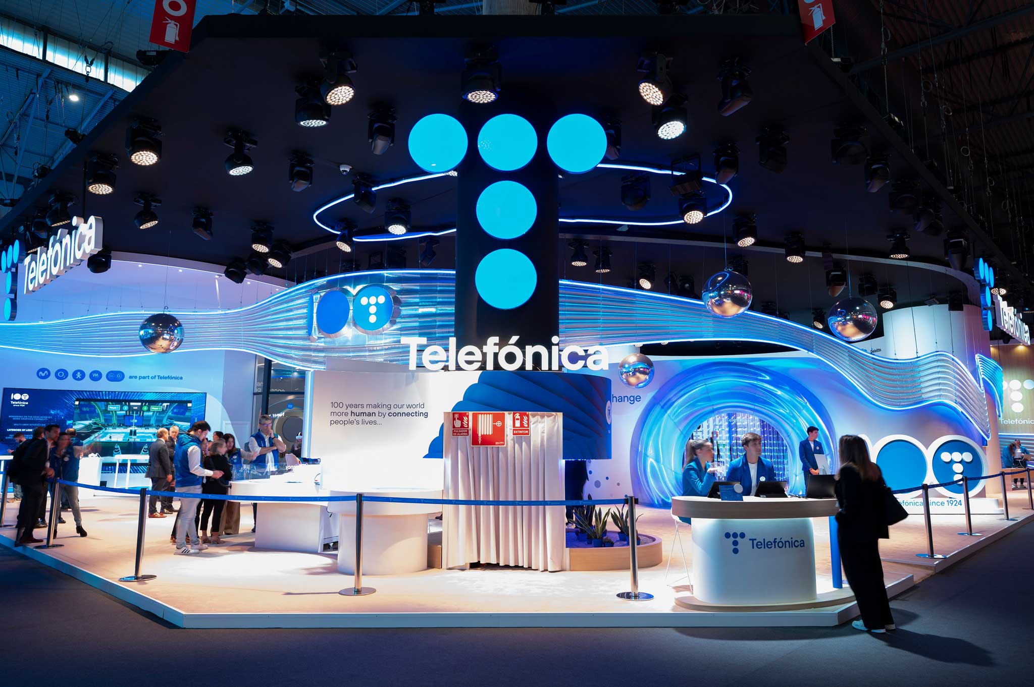 Stand sostenible de Telefónica en el Mobile World Congress 2024 con diseño paramétrico e impresión 3D en PETG reciclado.
