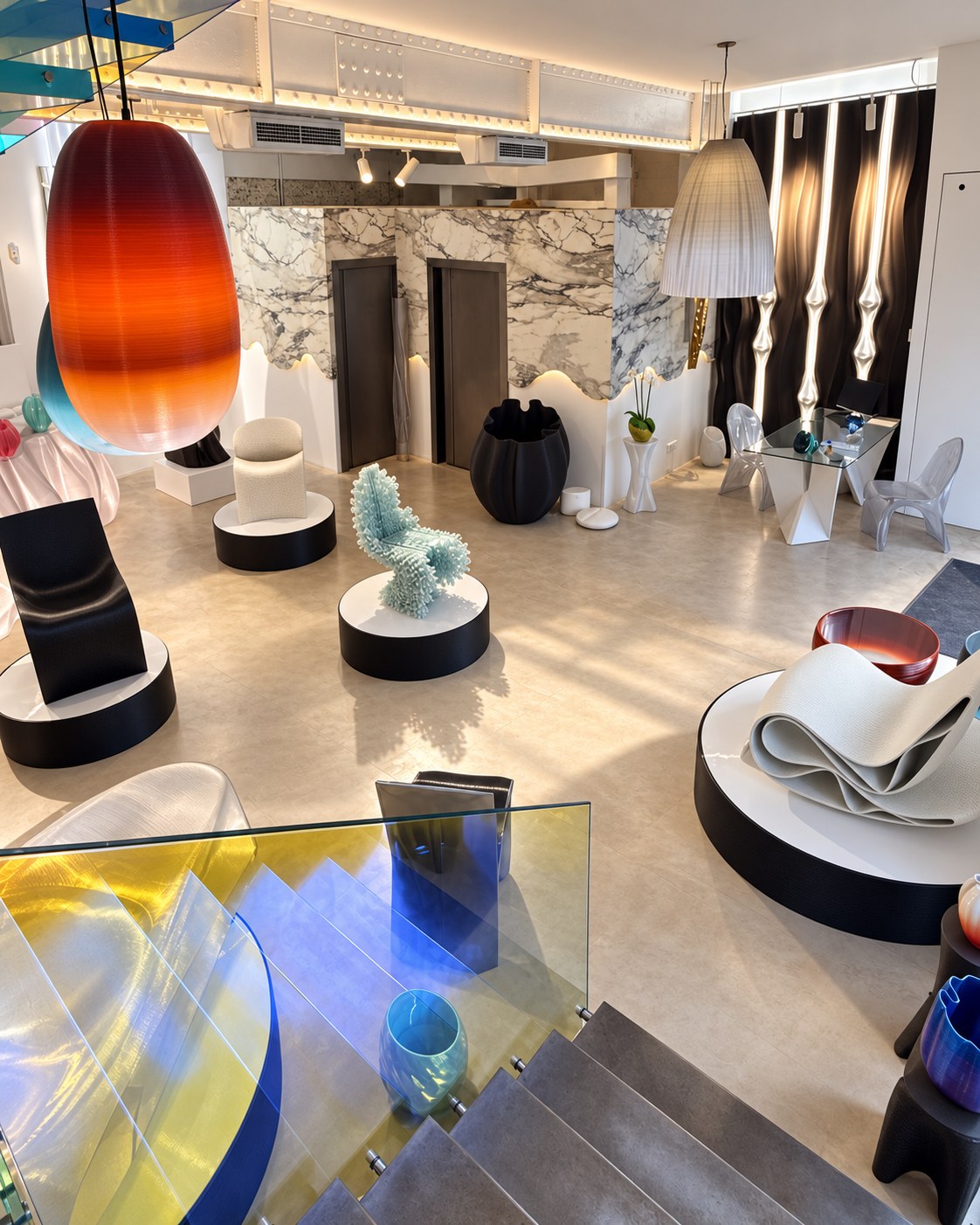 Lámparas y sillas impresas en 3D en el showroom de Nagami