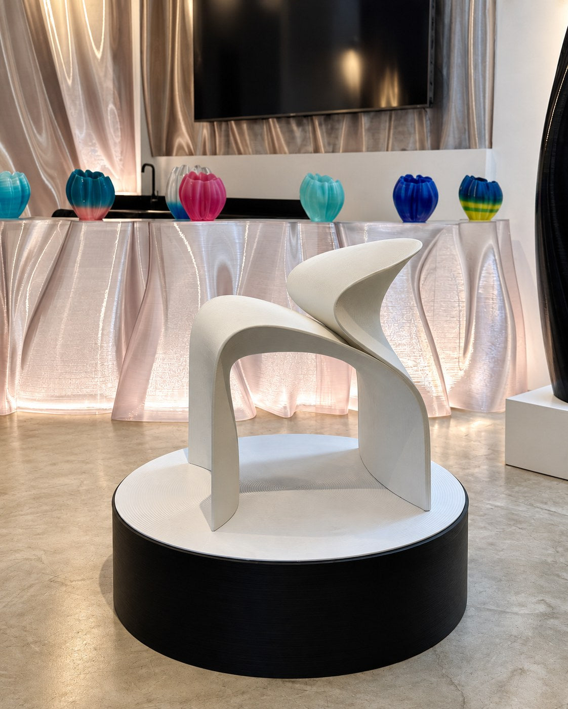 Silla blanca impresa en 3D en el showroom de Nagami